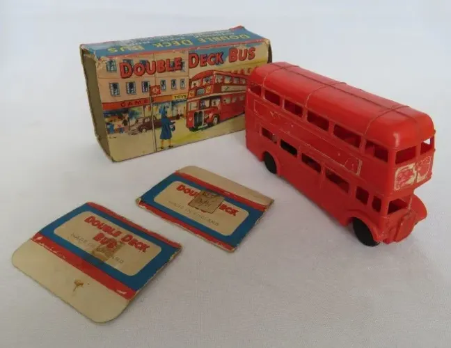 BRINQUEDO ANTIGO - ÔNIBUS DOUBLE DECK BUS, na caixa original, fabricado na Inglaterra. 