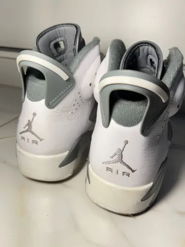 Air Jordan 6 Retro - Branco e Cinza