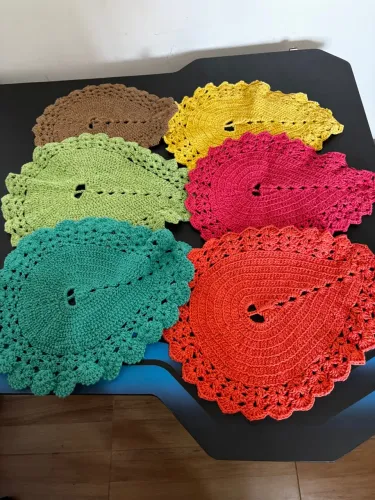 6 Sousplat de crochê artesanal em formato de folha - Cores vibrantes!