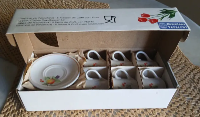 Conjunto de Porcelana 6 Xícaras de Café com Pires
