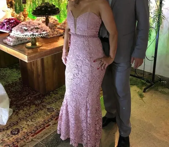 Vestido de festa nude rosado rendado