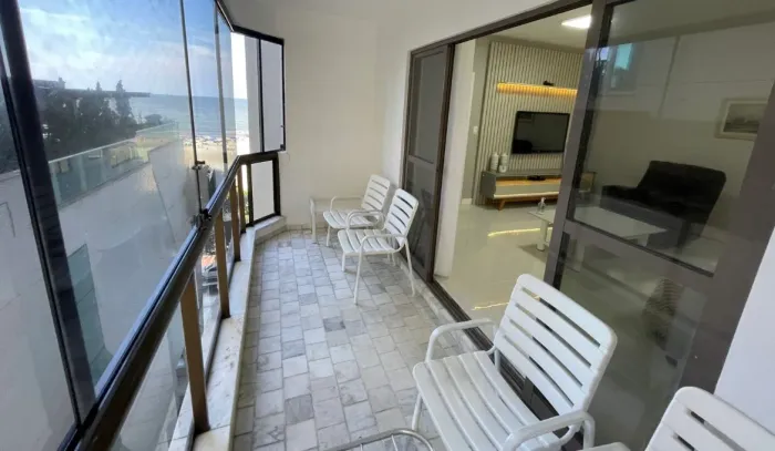 Feriados / Baln Camboriu/ Ap 4 Quartos/ Av. Atlântica, Frente-Mar, ap Lateral / vg privat.