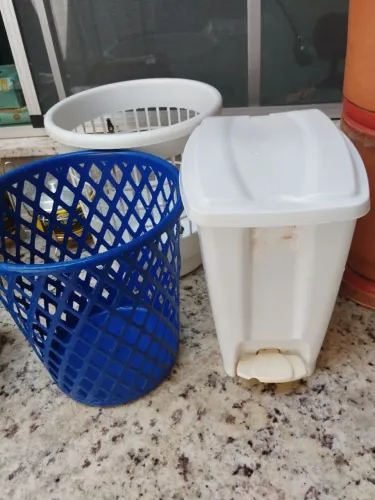 Kit de Lixeiras para Banheiro - Branco e Azul