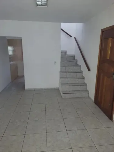 Casa com 2 Quarto(s) e 2 banheiro(s) para Alugar, 90 m² por R$ 2860 / Mês