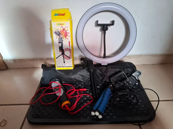 Kit para Podcasts - Microfone, tripé e painel de led