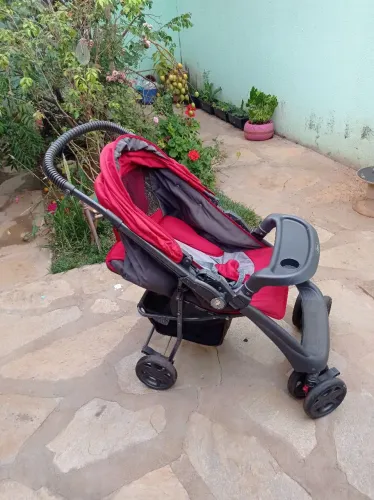 Carrinho de bebê usado.