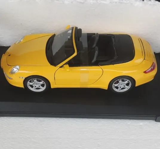 Carrinho Miniatura Porsche 911 Carrera S Cabriolet Amarelo 1:18
