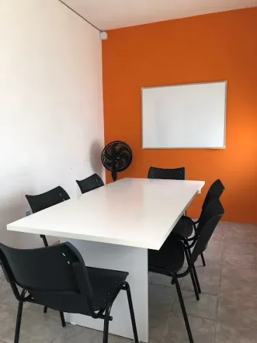 Mesa de reunião branca quadrada