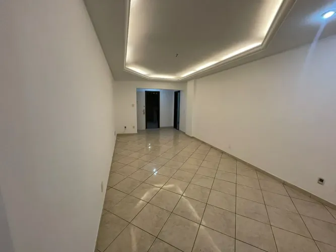 Salão com 3 quartos na frente do metrô do Flamengo