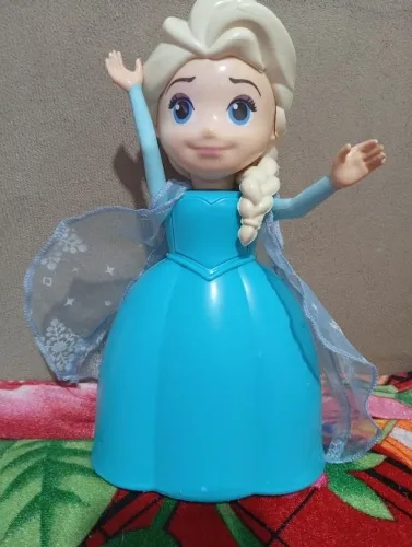 Boneca Frozen musical funciona.