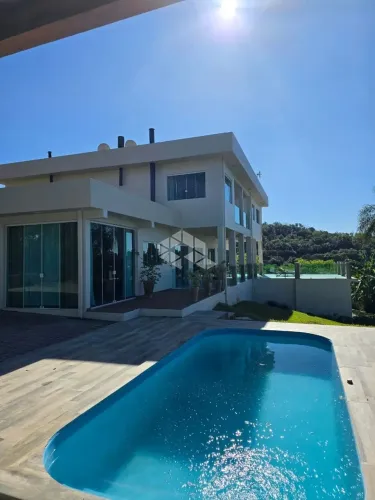 Casa alto padrão, 5 suítes, 8 banheiros, escritório, 5 garagens, piscina, deck, sala de es