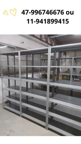 estante em aço cinza