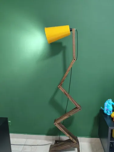 Luminária articulada de madeira