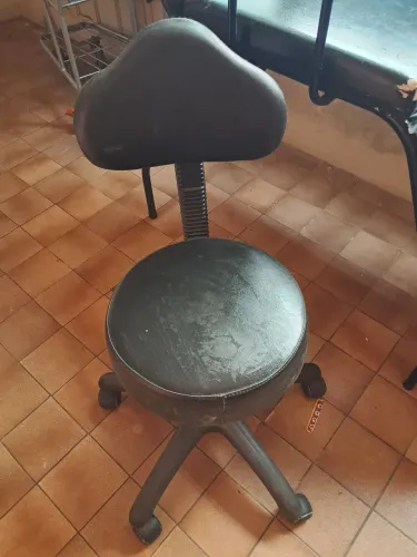 Maca e cadeira giratória