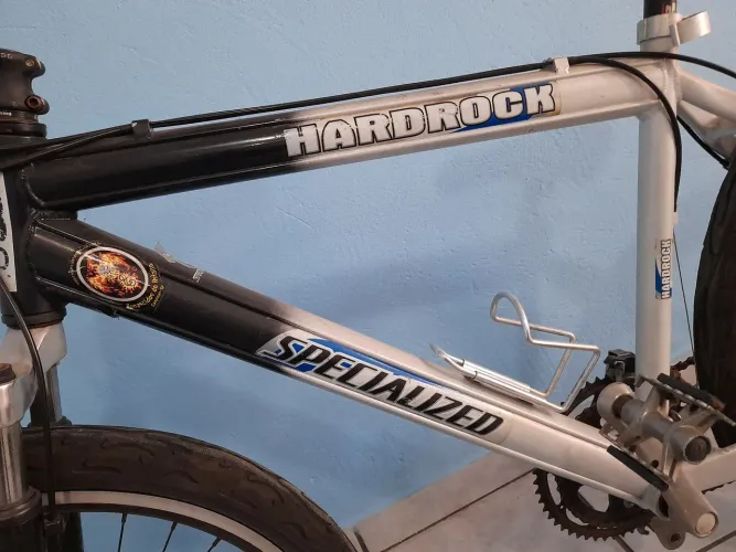 Bicicleta Specialized Hardrock pouco usada super nova com pneus kenda flame 
