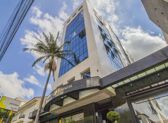 Salas amplas, ar central e ótima orientação solar!