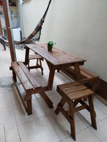 Mesa de madeira+2 banquinhos 