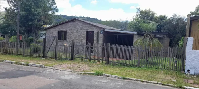 Santa Isabel Casa 2 qts com garagem Terreno esquina em frente Clube de Mães