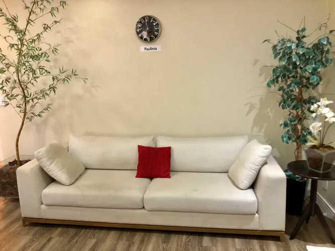 Sofá linho, linda peça, 4 lugares, detalhes em madeira, estrutura em alumínio