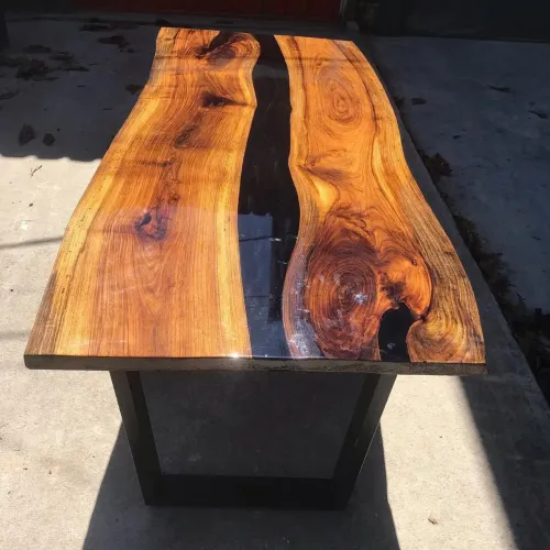Mesa de madeira macica e resina epoxi Rivertable