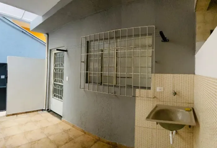 Casa Aluguel : Quarto, Cozinha, Banheiro c/ Box e Quintal c/ Lavanderia independente