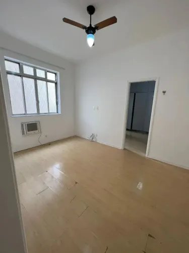 Raro apartamento quarto e sala no Leblon