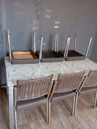 Mesa de vdro com 6 cadeiras em perfeito estado só as cadeiras que estão com pequenas fisur