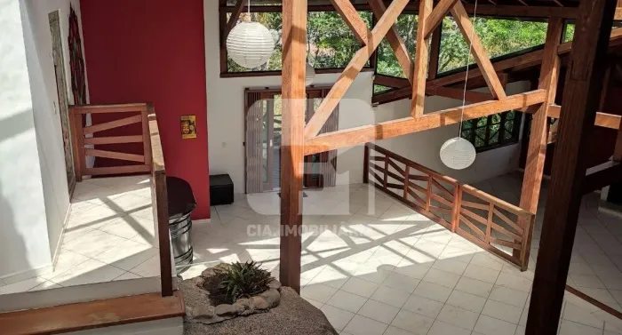 Casa estilo havaiana à venda no Rio Tavares