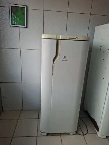 VENDO GELADEIRA ELETROLUX RE31