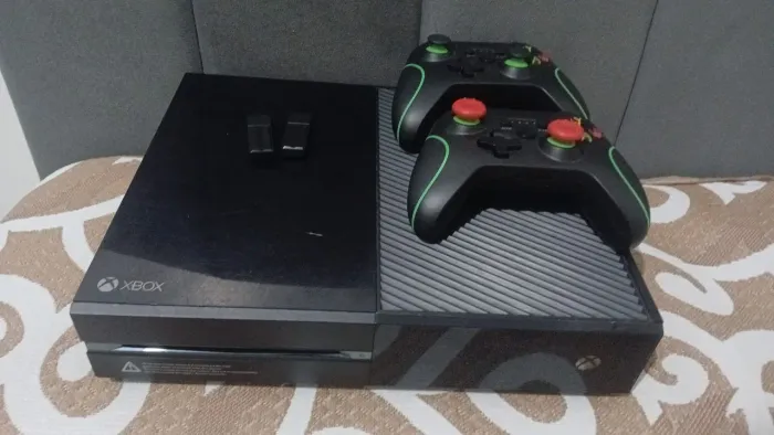 Xbox one fat 2 controles ( aceito trocas )