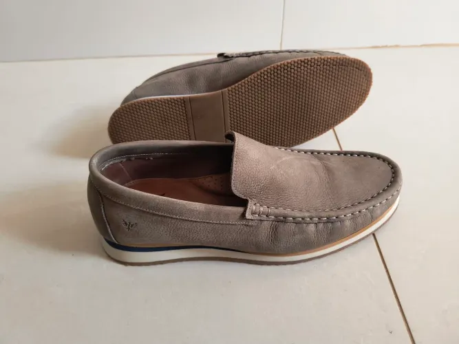 Mocassim masculino confeccionado em couro