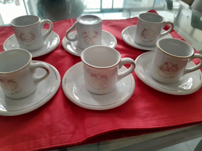 Xícara de café de Bodas de ouro co junto 6 xicarasras