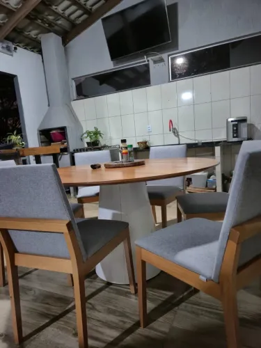 Cadeiras com estofado e tampa de mesa de madeira freijó