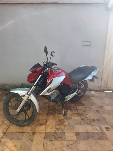 CG Titan com baixa quilometragem