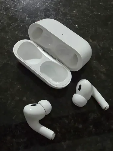 AirPods Pro 2ª Ger. Excelente estado, pouco uso. Acompanha acessórios