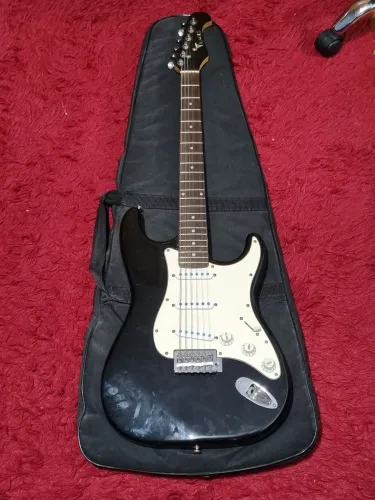 Guitarra Elétrica Eagle Preta Stratocaster 6 Cordas STS 001 mais Capa