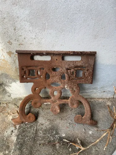 Par de pés para  banco ou mesa francesa  ferro fundido 