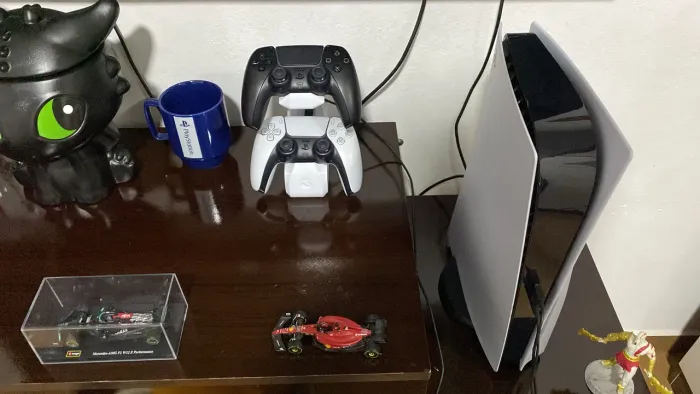 PlayStation 5 na caixa com duas manetes (pouco usado)
