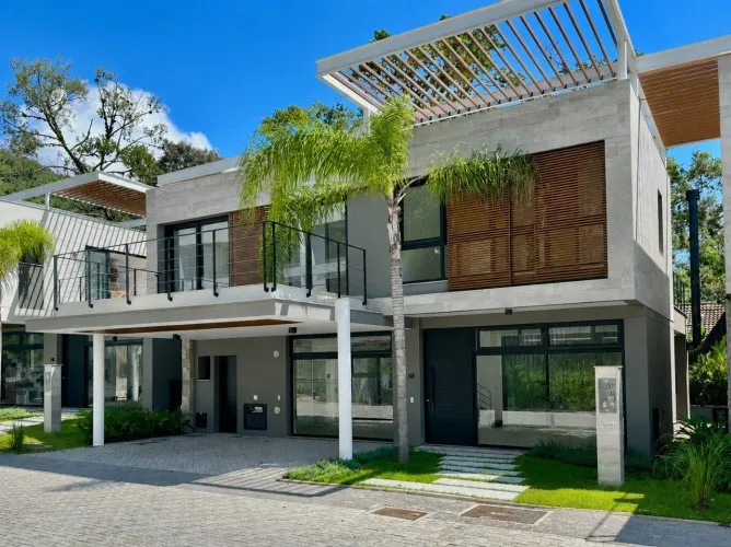Casa com Piscina em Condomínio Fechado na Lagoa da Conceição, em Florianópolis.