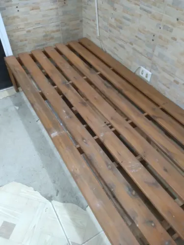 Cama de solteiro de madeira 