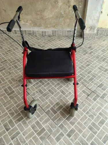 Andador c/rodas seminovo regulagem altura
