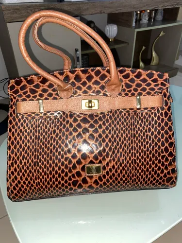 Bolsa HR Leather Goods em COURO NOVA, NUNCA USADA