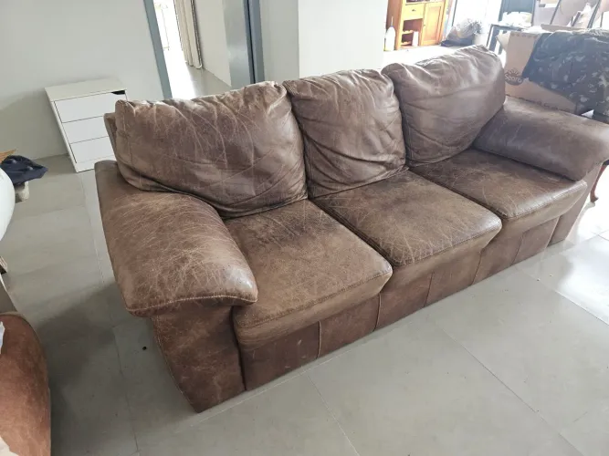 Sofa de couro 3 lugares, sem nenhum rasgo, macio e confortaves