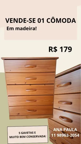 Cômoda em madeira com 5 gavetas.