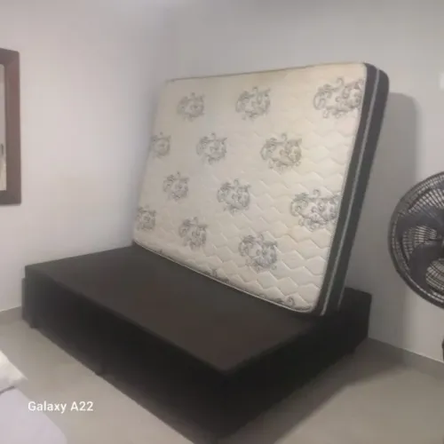 Cama de casal com colchão semi-novo