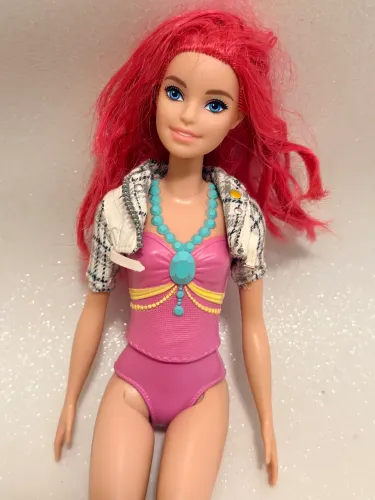 Barbie original Mattel 2019 com cabelo vermelho, maiô rosa moldado e jaqueta xadrez 
