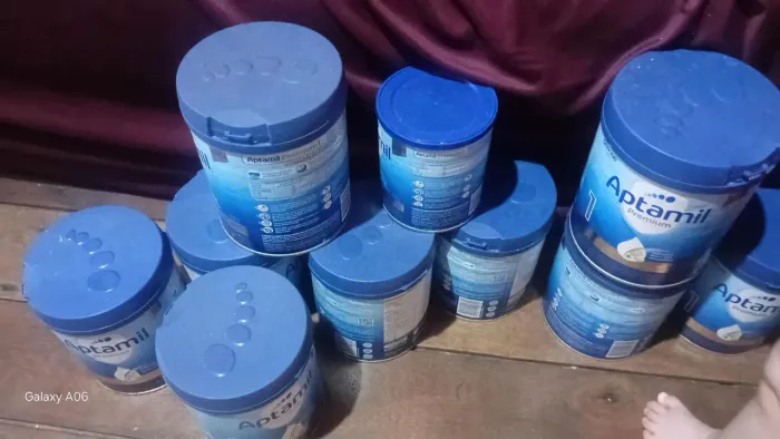 Latas vazias de leite