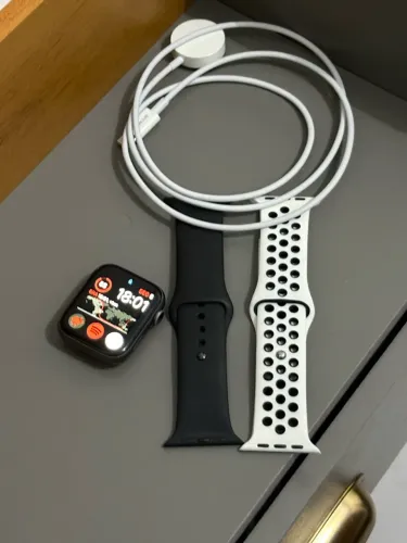 Apple Watch Series 4, em perfeito estado.