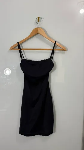 vestido tubinho preto costas aberta