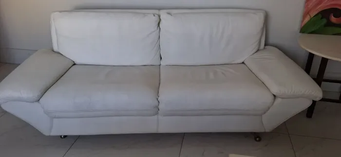 SOFÁ DA EBE CAMARGO DE COURO LEGÍTIMO BRANCO